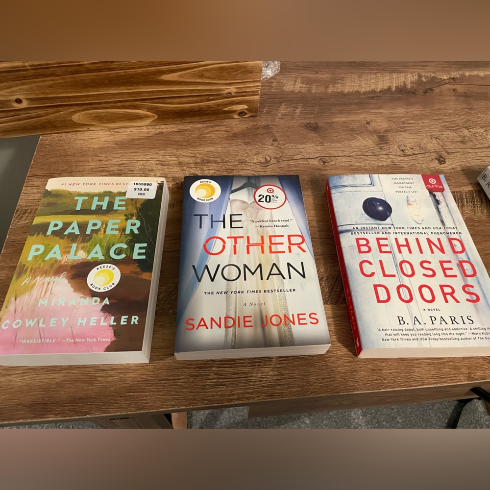 Book bundle. Reese’s book club and other fun reads!!